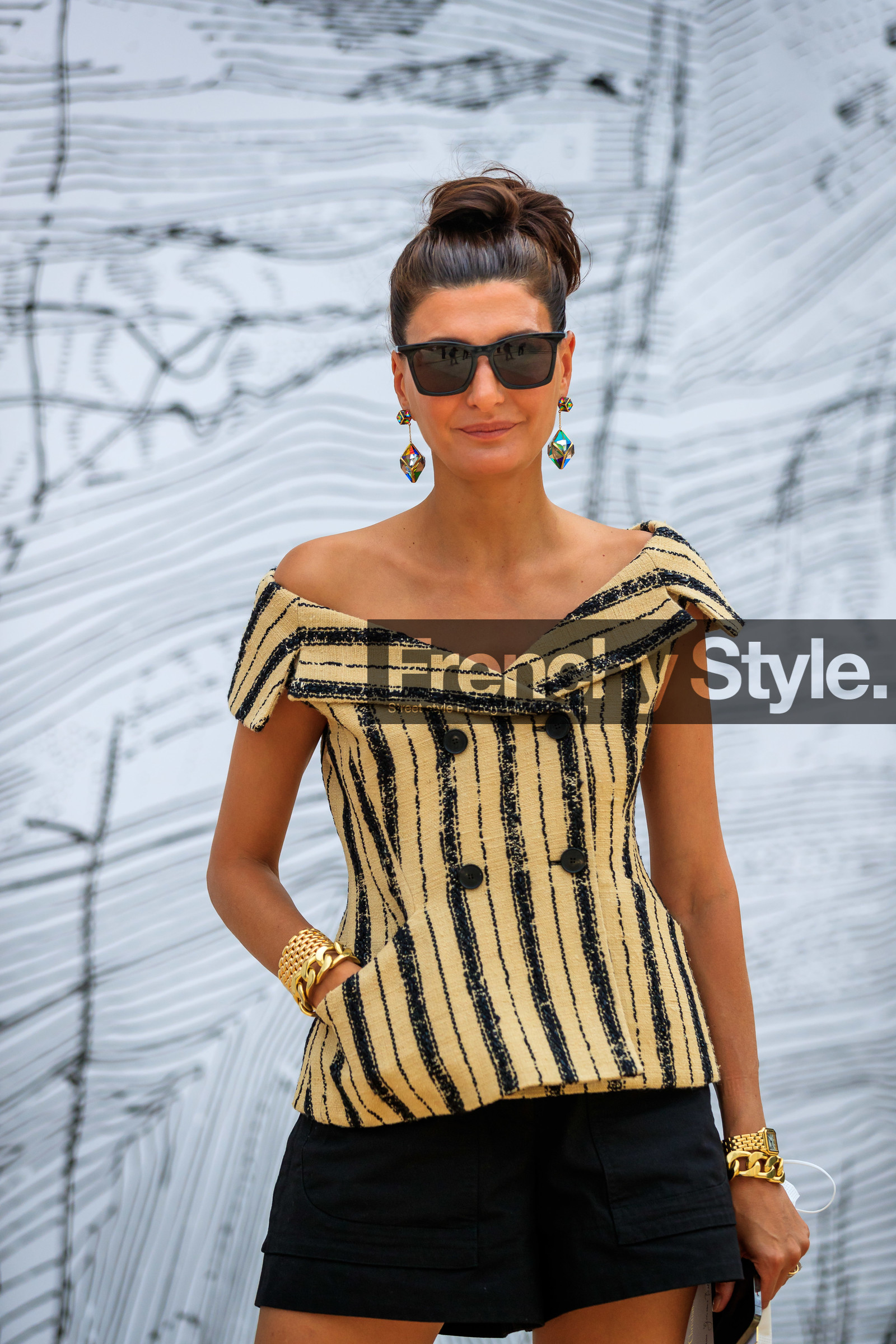 half soulder top, striped top, beige top, black top, sleeveless top, black shorts, mini shorts, dangling earrings, strassed earrings, diamond earrings, dior top, golden bracelet, big chain bracelet, big bracelet, big bangle, giovanna battaglia, fashion week, frenchystyle, FW, jonathan paciullo, street style, PFW, PARIS, AUTUMN WINTER 2021-2022, FALL WINTER 2021-2022, FW 21-22, vertical, atmosphere details, detail