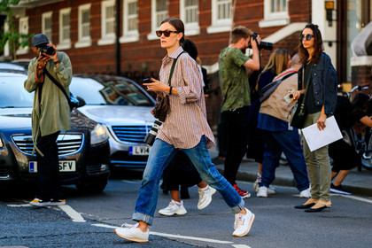jo ellison, brown scale sunglasses, striped shirt, orange shirt, blue jeans, used jeans, denim, reebok sneakers, louis vuitton bag, logo shoulder strap, crossbody bag, fashion week, frenchystyle, FW, jonathan paciullo, street style, atmosphere details, horizontal, full length