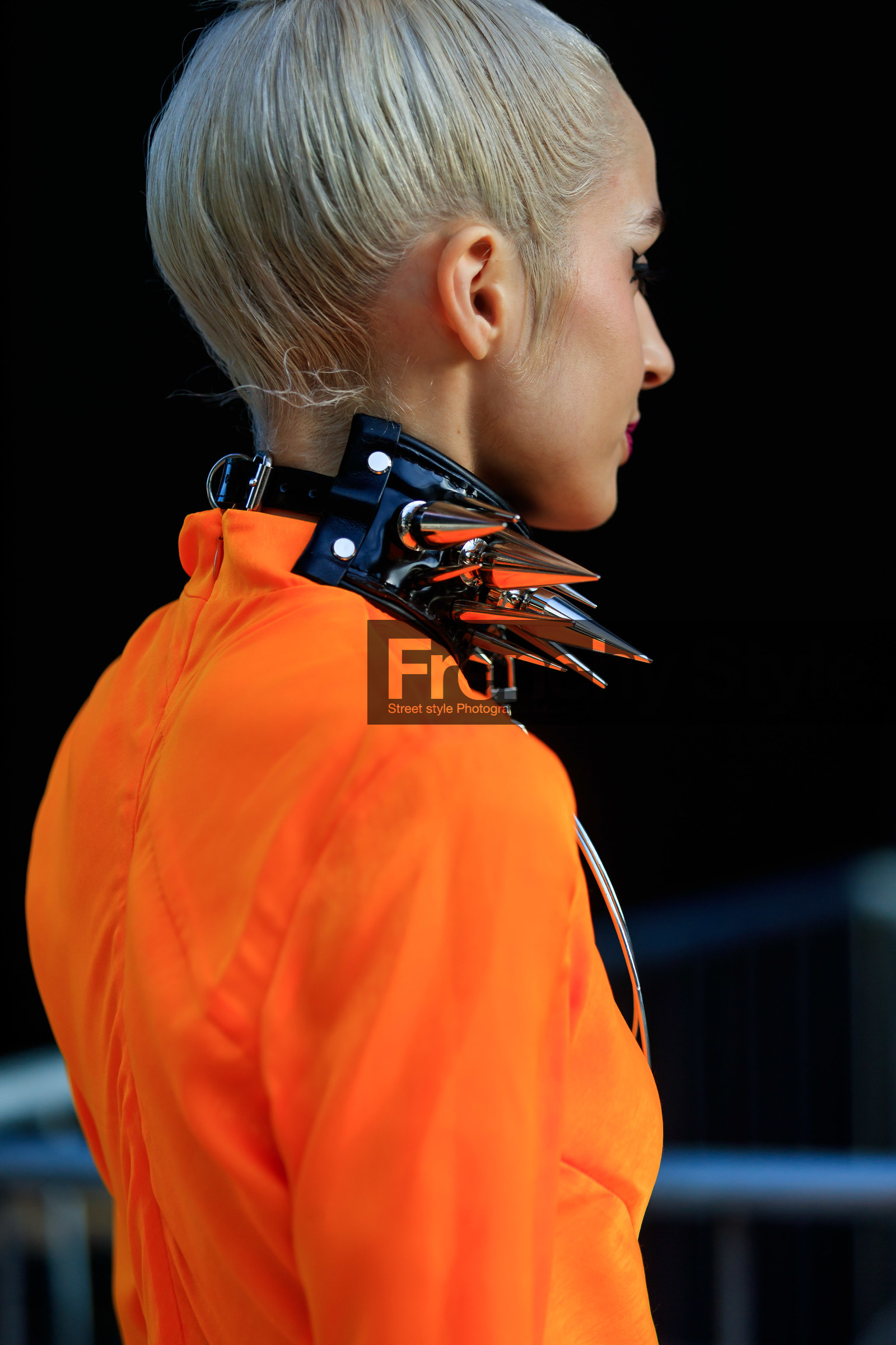 dyed hair, choker necklace, big necklace, black chocker, polish chocker, big chocker, studs chocker, hair details, bun, orange top, satin top, back details, fashion week, frenchystyle, FW, jonathan paciullo, street style, vertical, detail, atmosphere details
