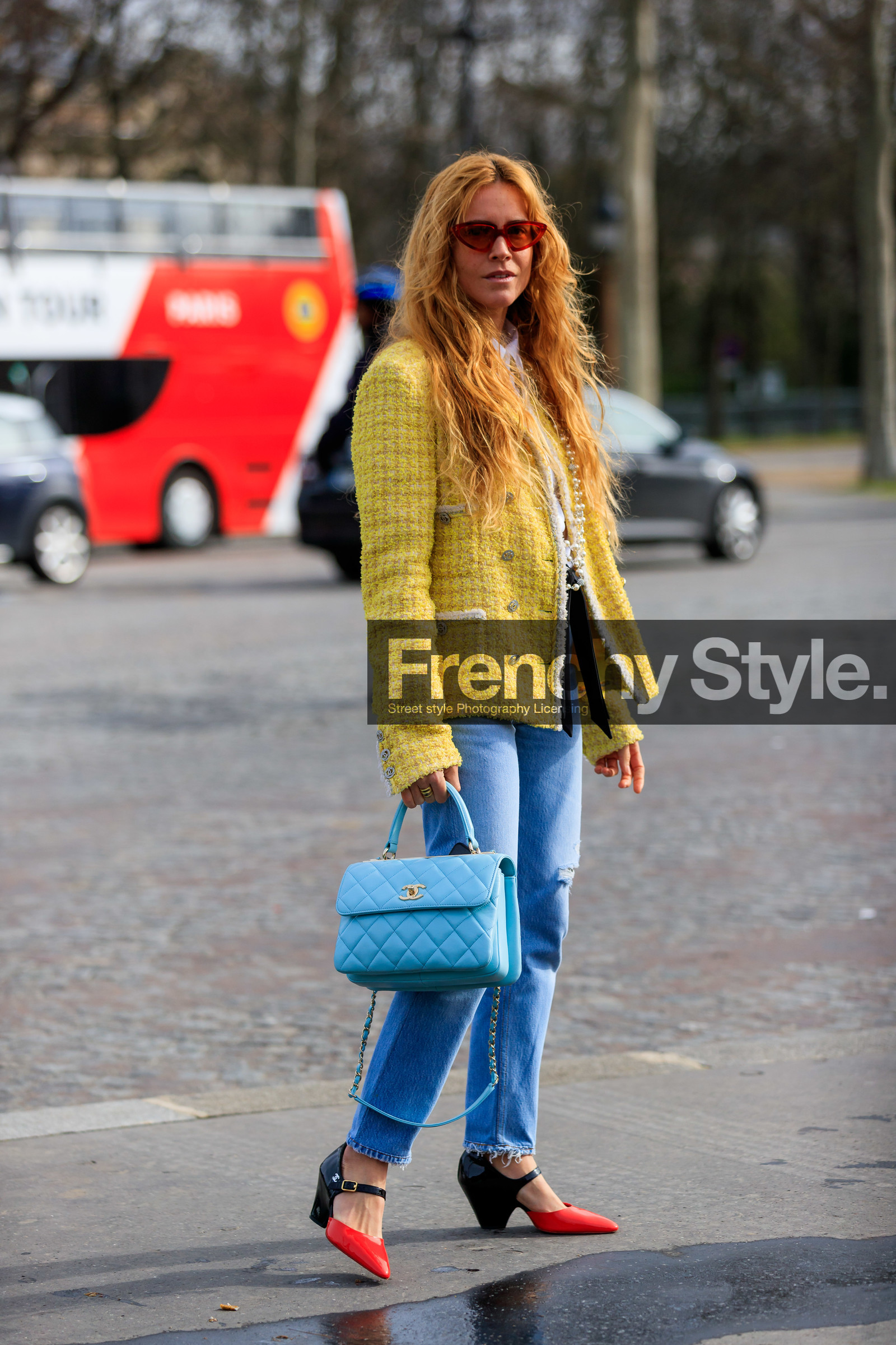 blanca miro scrimieri, light blue leather bag, light blue jeans, red polish shoes, black polish shoes, bicolor shoes, mary jane shoes, kitten heels shoes, yellow jacket, tweed jacket, quilted bag, hand bag, chanel bag, chanel shoes, chanel jacket, chanel necklace, long necklace, pearl necklace, logo necklace, strassed necklace, multi necklace, white shirt, futurist shape sunglasses, smoked sunglasses, used jeans, denim, fashion week, frenchystyle, FW, jonathan paciullo, street style, PFW, PARIS, vertical, full length