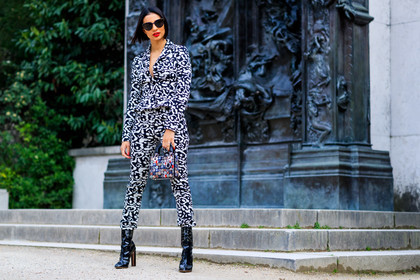 atmosphere details, AUTUMN WINTER 2017-2018, AW 17-18, black and white, black shoes, christian dior, embroidered bag, FALL WINTER 2017-2018, fashion week, frenchystyle, full length, FW, FW 17-18, graphic jacket, graphic pants, high heels, horizontal, jonathan paciullo, leather shoes, multicolor bag, PARIS, PFW, printed bag, printed jacket, printed pants, red lips, sequined bag, street style, sunglasses, trousers, varnished leather shoes