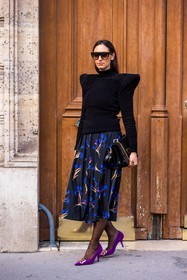 bag, balenciaga looks, balenciaga pumps, black bag, black knitwear, black skirt, floral print, flower, knitwear, leather bag, ovesize shoulder, pleated skirt, printed skirt, pumps, purple pumps, skirt, sunglasses, fashion week, frenchystyle, FW, jonathan paciullo, street style, PFW, PARIS, SPRING SUMMER 2022, SS 22, vertical, full length