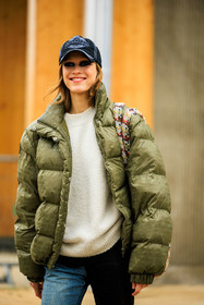 model, smoky eyes, black cap, loco cap, puffed jacket, winter jacket, kaki jacket, white jumper, jeans, knitwear, tweed bag, chanel, fashion week, frenchystyle, FW, jonathan paciullo, street style, PARIS, PFW, SPRING SUMMER 2022, SS 22, atmosphere details, detail, vertical
