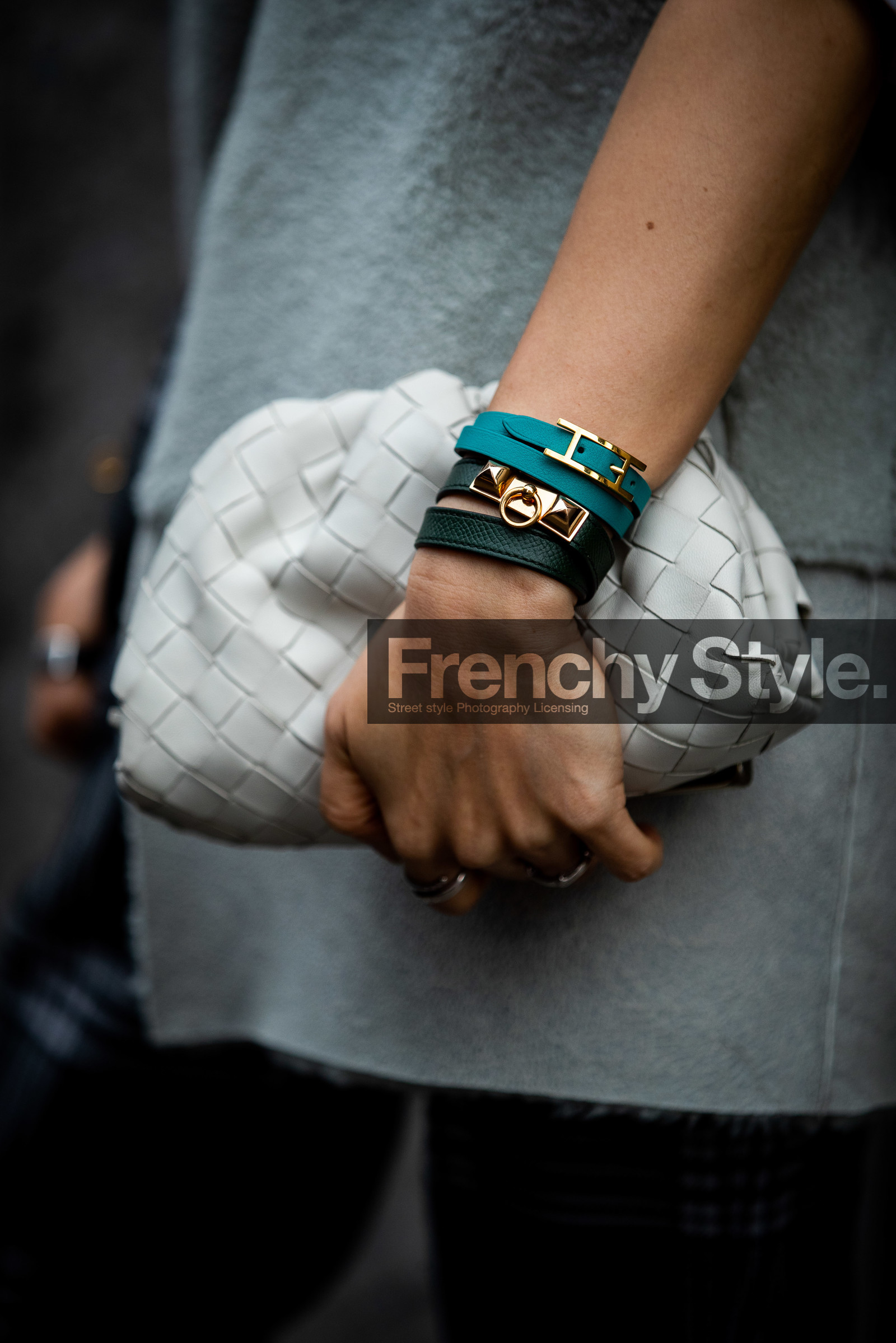 close up detail, bracelet details, jewel close up, bag detail, green bracelet, leather bracelet, studs bracelet, hermes bracelet, multi bracelet, white leather clutch, plaited clutch, bottega veneta bag, street style, jonathan paciullo, FW, frenchystyle, fashion week, MFW, MILAN, SPRING SUMMER 2021, SS 21, vertical, detail