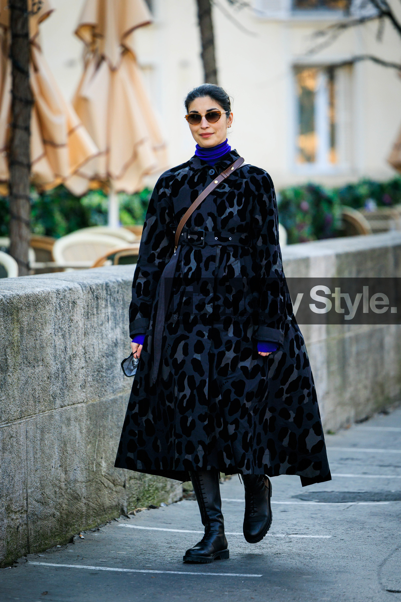 logn cape, coat, printed cape, leopard print cape, animal print cape, black sunglasses, black boots, crossbody bag, blue jumper, caroline issa, street style, jonathan paciullo, FW, frenchystyle, fashion week, AUTUMN WINTER 2022-2023, FALL WINTER 2022_2023, FW 22-23, PFW, PARIS, full length, vertical