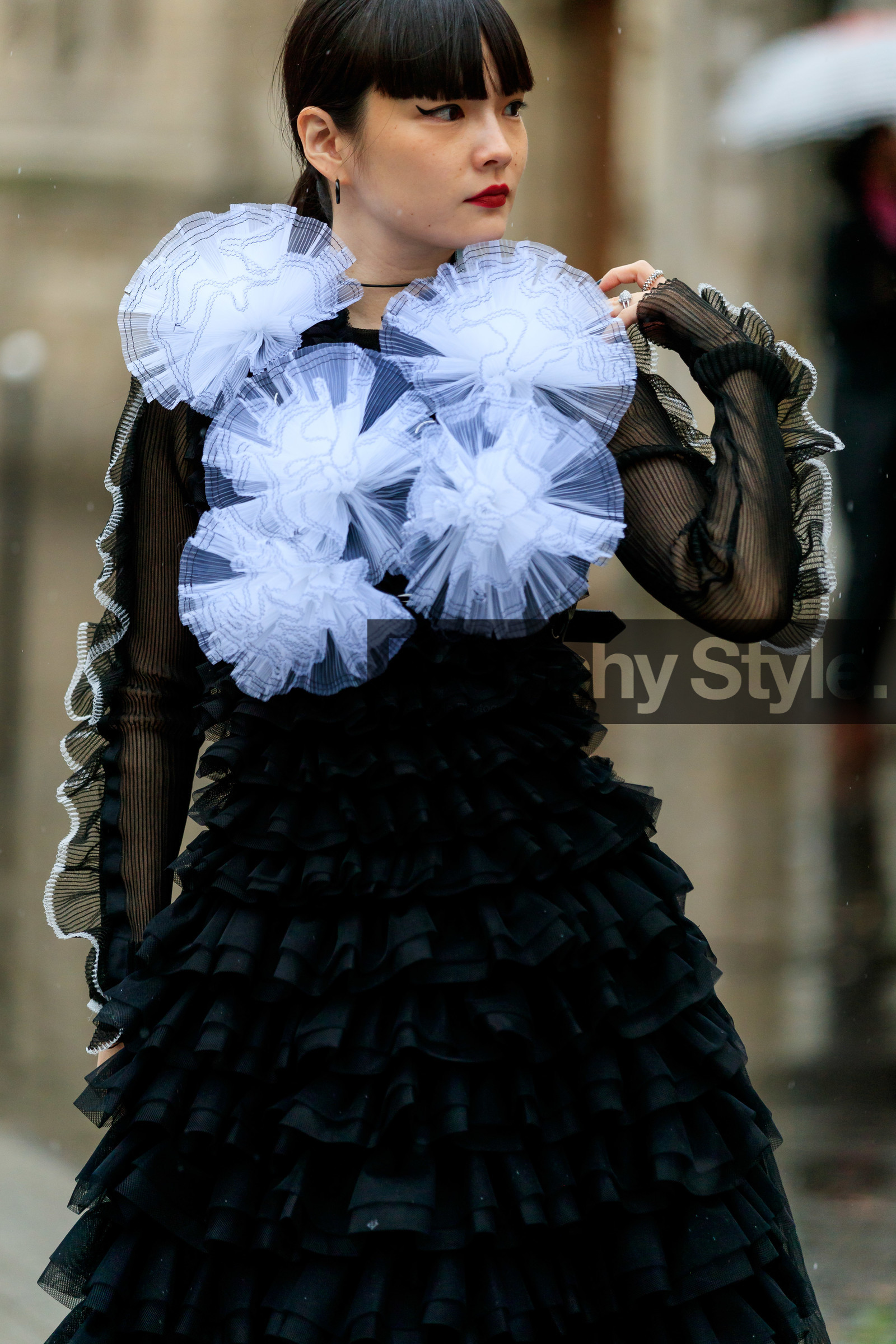 kozue akimoto, black dress, white dress, bicolor dress, tulle dress, sheer dress, long sleeves dress, ruffle dress, floral embroidered dress, long dress, red lipstick, fashion week, frenchystyle, FW, jonathan paciullo, street style, PFW, PARIS, AUTUMN WINTER 2020-2021, FALL WINTER 2020-2021, FW 20-21, vertical, atmosphere details, detail