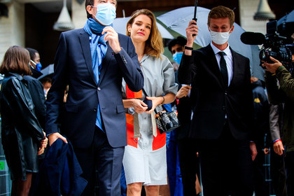 natalia vodianova, antoine arnault, light grey dress, button dress, crossbody bag, printed bag, black leather bag, monogrammed bag, red dress, louis vuitton bag, louis vuitton dress, PARIS, PFW, fashion week, frenchystyle, FW, jonathan paciullo, street style, SPRING SUMMER 2021, SS 21, horizontal, atmosphere details, detail