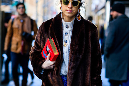 atmosphere details, AUTUMN WINTER 2017-2018, AW 17-18, brown coat, brown fur, detail, earrings, embroidered bag, FALL WINTER 2017-2018, fashion week, frenchystyle, fur jacket, FW, FW 17-18, graphic bag, horizontal, jonathan paciullo, leandra medine, NEW YORK, NYFW, olympia le tan, red bag, street style, sunglasses, white sweater