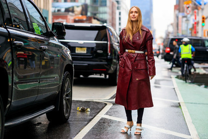 pernille teisbaek, burgundy leather jacket, burgundy leather trenchcoat, white leather sandals, white leather slippers, belted jacket, belted trench coat, burgundy leather perfecto, golden buckle belt, coach coat, fashion week, frenchystyle, FW, jonathan paciullo, street style, NYFW, NEW YORK, AUTUMN WINTER 2020-2021, FALL WINTER 2020-2021, FW 20-21, horizontal, atmosphere details, full length
