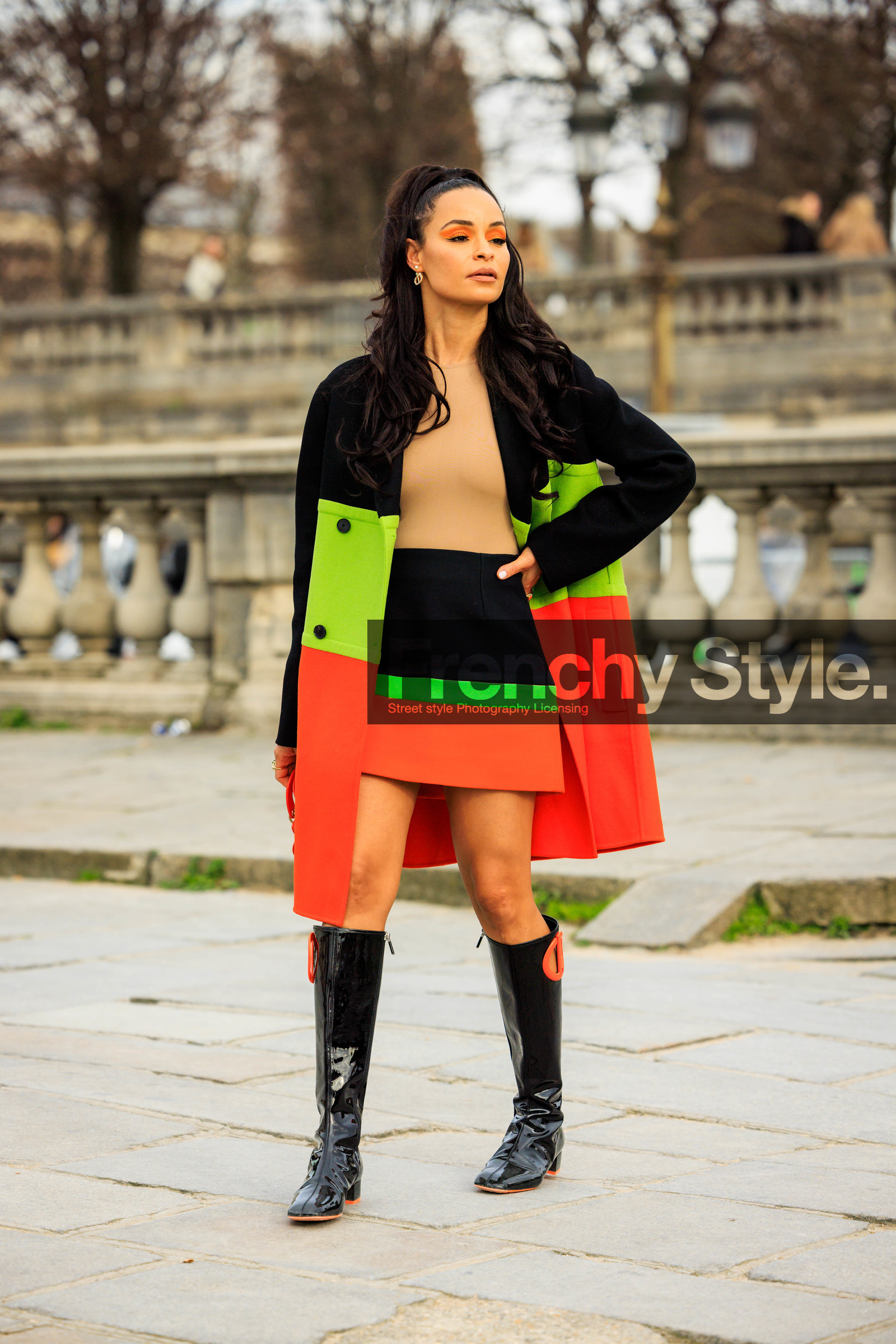 multicolor look, orange eyshadows, 70S look, black boots, orange bag, dior bag, lady dior bag, dior, striped coat, stripes dress, mini dress, orange coat, fluo green coat, beige and orange dress, fashion week, frenchystyle, FW, jonathan paciullo, street style, AUTUMN WINTER 2022-2023, FALL WINTER 2022_2023, FW 22-23, PFW, PARIS, vertical, full length