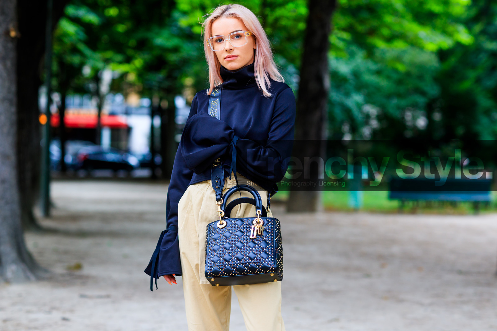 atmosphere details, beige pants, black bag, black top, christian dior, detail, dyed hair, fashion week, frenchystyle, FW, horizontal, jonathan paciullo, julia k, leather bag, MENSWEAR, PARIS, PFW, pink hair, SPRING SUMMER 2018, SS 18, street style, sunglasses, trousers