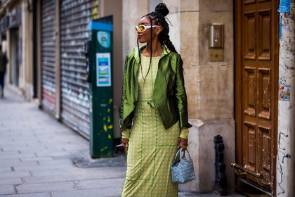 bag, blue bag, color, dress, green dress, green jacket, jacket, leather bag, long dress, mules, Petra Henriette, print, printed dress, sandals, sunglasses, white sunglasses, street style, jonathan paciullo, FW, frenchystyle, fashion week, PFW, PARIS, SPRING SUMMER 2022, SS 22, horizontal, atmosphere details