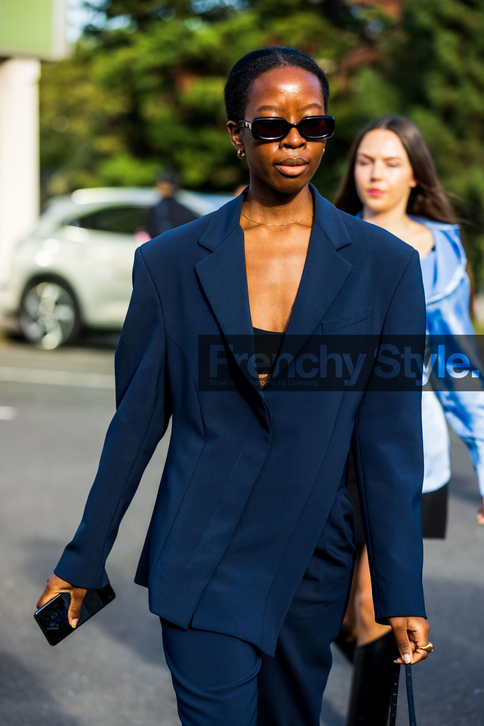 asymetrical blazer, black bra, black sunglasses, blazer, navy blazer, navy pants, rectangle sunglasses, sunglasses, Sylvie Mus, street style, jonathan paciullo, FW, frenchystyle, fashion week, PFW, PARIS, SPRING SUMMER 2022, SS 22, vertical, atmosphere details