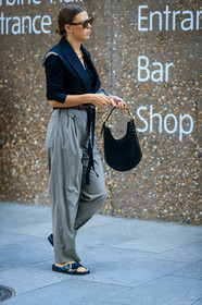 sleeveless jacket, black jacket, cropped jacket, used jacket, brown scale sunglasses, kaki pants, oversize pants, black leather sandals, flat sandals, animal skin bag, black leather bag, fashion week, frenchystyle, FW, jonathan paciullo, street style, vertical, full length