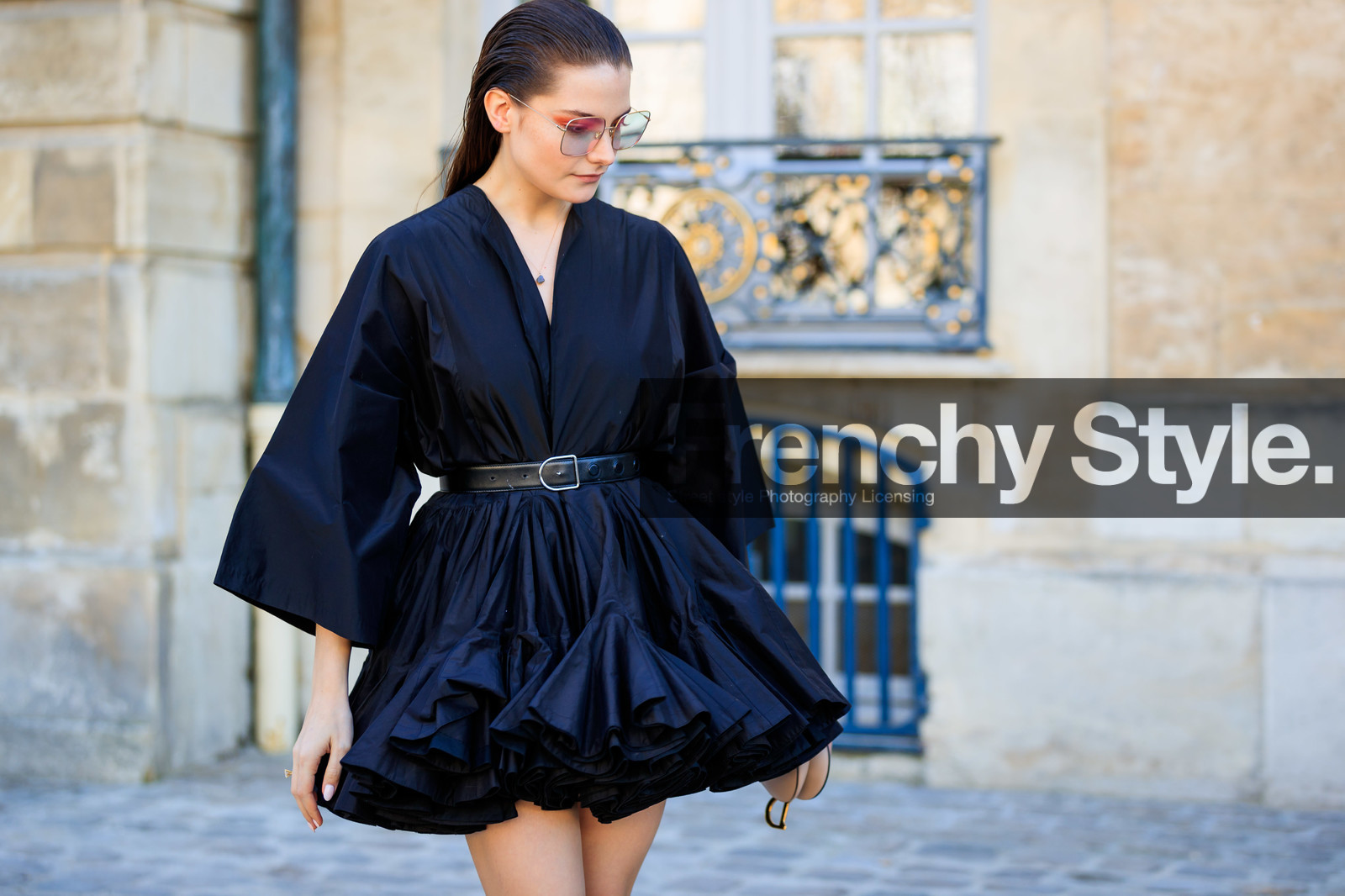 black belt, black dress, christian dior, leather belt, pulled back hair, tone on tone, total look black, wet hair, fashion week, frenchystyle, FW, jonathan paciullo, street style, PFW, PARIS, AUTUMN WINTER 2019-2020, AW 19-20, FALL WINTER 2019-2020, FW 19-20, horizontal, atmosphere details, detail