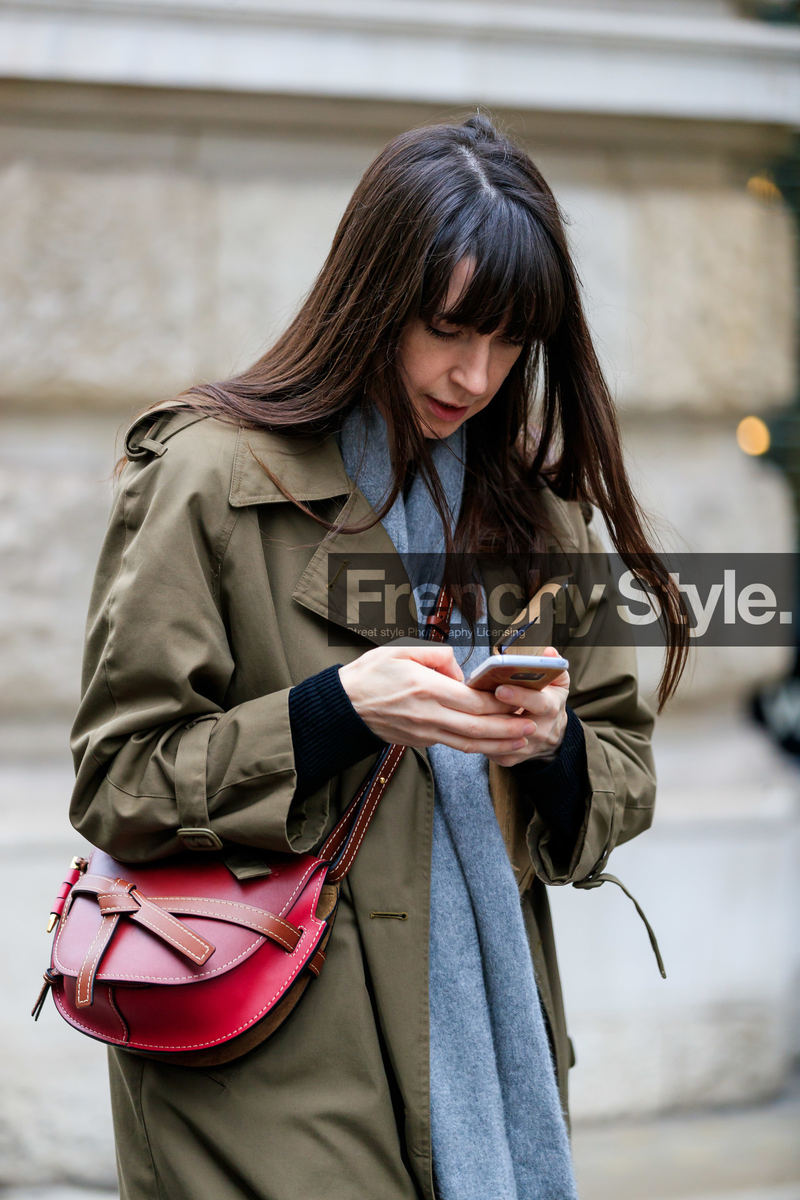 green coat, grey scarf, leather bag, loewe, red bag, street style, jonathan paciullo, FW, frenchystyle, fashion week, LFW, LONDON, AUTUMN WINTER 2019-2020, AW 19-20, FW 19-20, FALL WINTER 2019-2020, vertical, atmosphere details, detail
