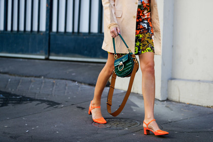 beige jacket, chloé, estelle pigault, green bag, leather bag, leather shoes, orange shoes, fashion week, frenchystyle, FW, jonathan paciullo, street style, PFW, PARIS, AUTUMN WINTER 2019-2020, AW 19-20, FALL WINTER 2019-2020, FW 19-20, horizontal, atmosphere details, detail