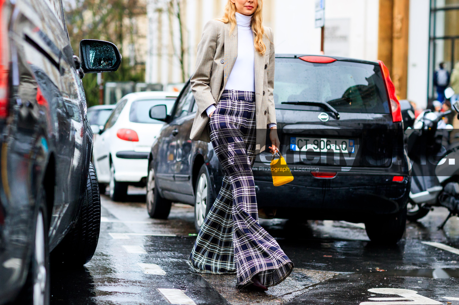 atmosphere details, AUTUMN WINTER 2017-2018, AW 17-18, beige jacket, blazer, checked pants, detail, FALL WINTER 2017-2018, fashion week, flare pants, frenchystyle, FW, FW 17-18, graphic pants, horizontal, jonathan paciullo, PARIS, PFW, plaid, printed pants, roberta benteler, street style, tartan, trousers, white top, yellow bag