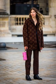 bag, black boots, boots, brown coat, brown pants, coat, logo print, louis vuitton look, pants, pink bag, small bag, Veronika Heilbrunner, fashion week, frenchystyle, FW, jonathan paciullo, street style, PFW, PARIS, SPRING SUMMER 2022, SS 22, vertical, full length
