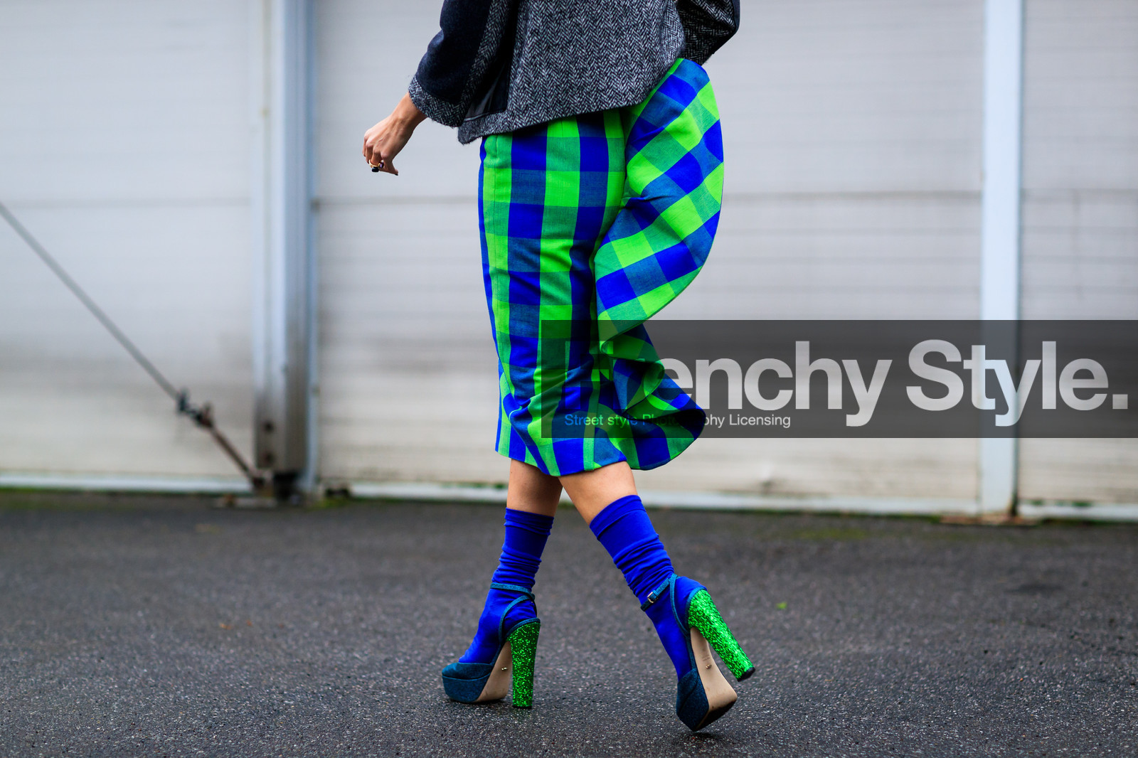 atmosphere details, AUTUMN WINTER 2017-2018, AW 17-18, back detail, blue, blue klein, blue shoes, blue socks, checked skirt, detail, FALL WINTER 2017-2018, fashion week, frenchystyle, FW, FW 17-18, glitter, graphic skirt, green, high heels, horizontal, jonathan paciullo, leather shoes, MFW, MILAN, plaid, printed skirt, ruffled skirt, ruffles, shiny heels, street style