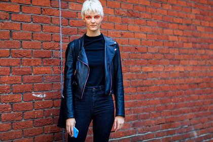 atmosphere details, black bag, black denim, black jacket, black perfecto, black top, blazer, charlee fraser, denim pants, detail, dyed hair, eyeliner, eyeshadow, fashion week, frenchystyle, FW, horizontal, jeans, jonathan paciullo, leather jacket, leather perfecto, LFW, LONDON, model, sarah fraser, short hair, SPRING SUMMER 2018, SS 18, street style, tone on tone, total look black, trousers