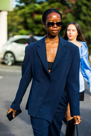 asymetrical blazer, black bra, black sunglasses, blazer, navy blazer, navy pants, rectangle sunglasses, sunglasses, Sylvie Mus, street style, jonathan paciullo, FW, frenchystyle, fashion week, PFW, PARIS, SPRING SUMMER 2022, SS 22, vertical, atmosphere details