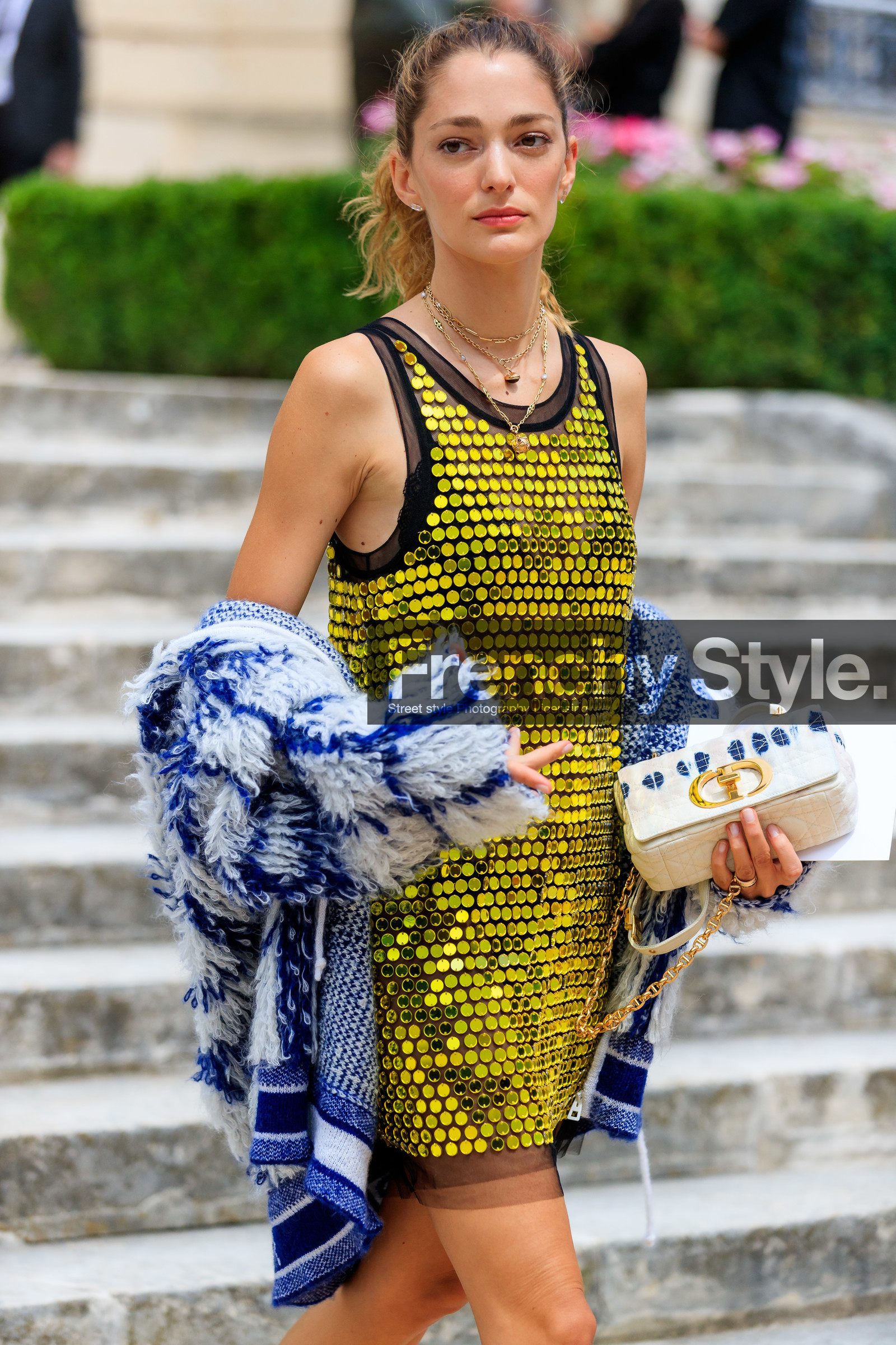 sequins dress, sleeveless dress, tie and dye cardigan, tie and dye coat, tie and dye jacket, dior cardigan, dior coat, dior jacket, dior bag, tie and dye bag, caro dior bag, white bag, blue bag, mini dress, golden dress, golden necklace, multi necklace, chain necklace, big chain necklace, dior total look, white jacket, white cardigan, white coat, blue coat, blue jacket, blue cardigan, knit coat, knit jacket, knitwear, striped coat, striped jacket, striped cardigan, sofia sanchez de betak, fashion week, frenchystyle, FW, jonathan paciullo, street style, PFW, PARIS, AUTUMN WINTER 2021-2022, FALL WINTER 2021-2022, FW 21-22, vertical, atmosphere details, detail