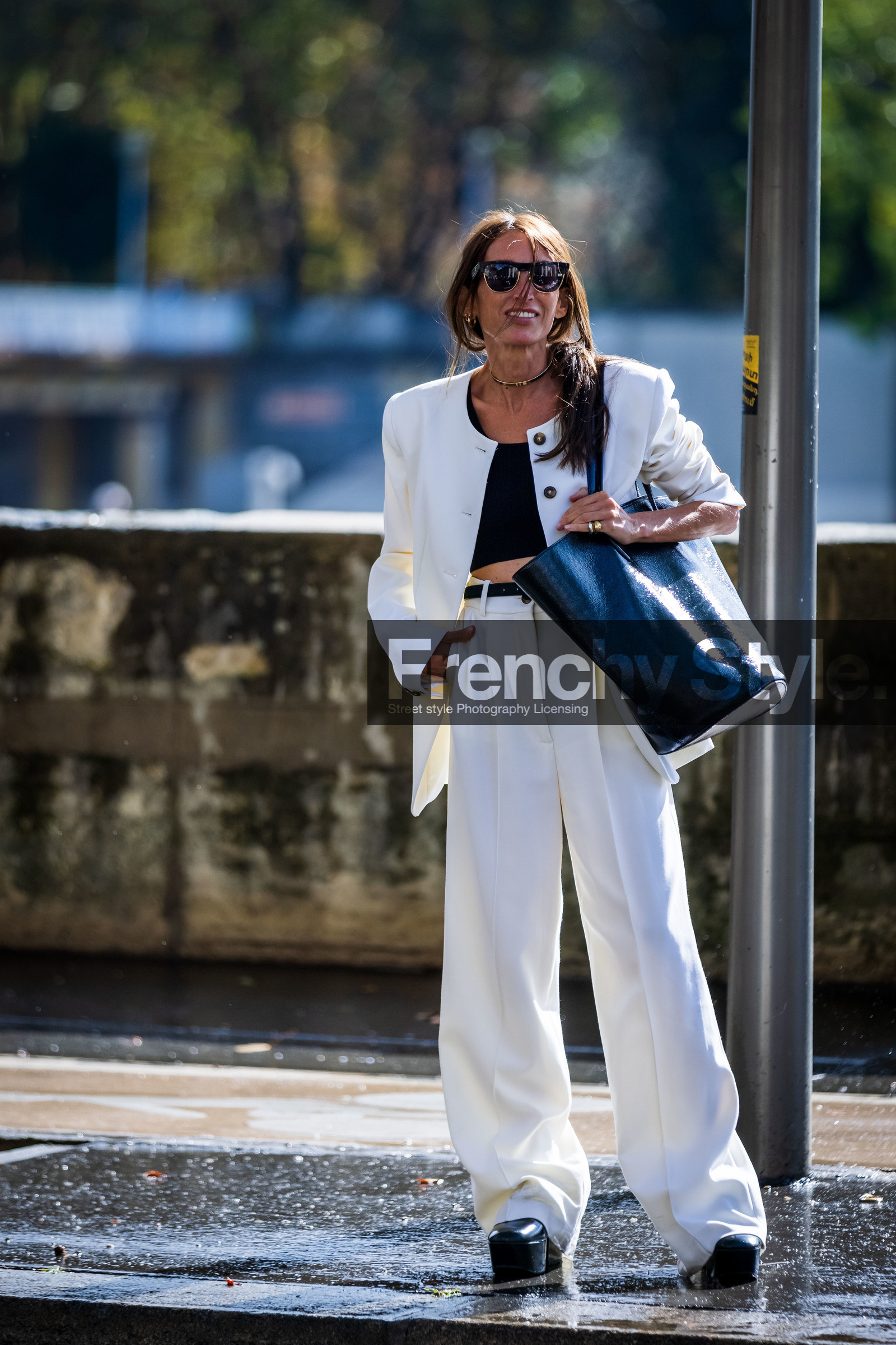 bag, black bag, Chloé Harrouche, choker, flare pants, fluid pants, jacket, leather bag, oversize bag, pants, rayban, sunglasses, white jacket, white pants, plateform boots, street style, jonathan paciullo, FW, frenchystyle, fashion week, PFW, PARIS, SPRING SUMMER 2022, SS 22, vertical, full length