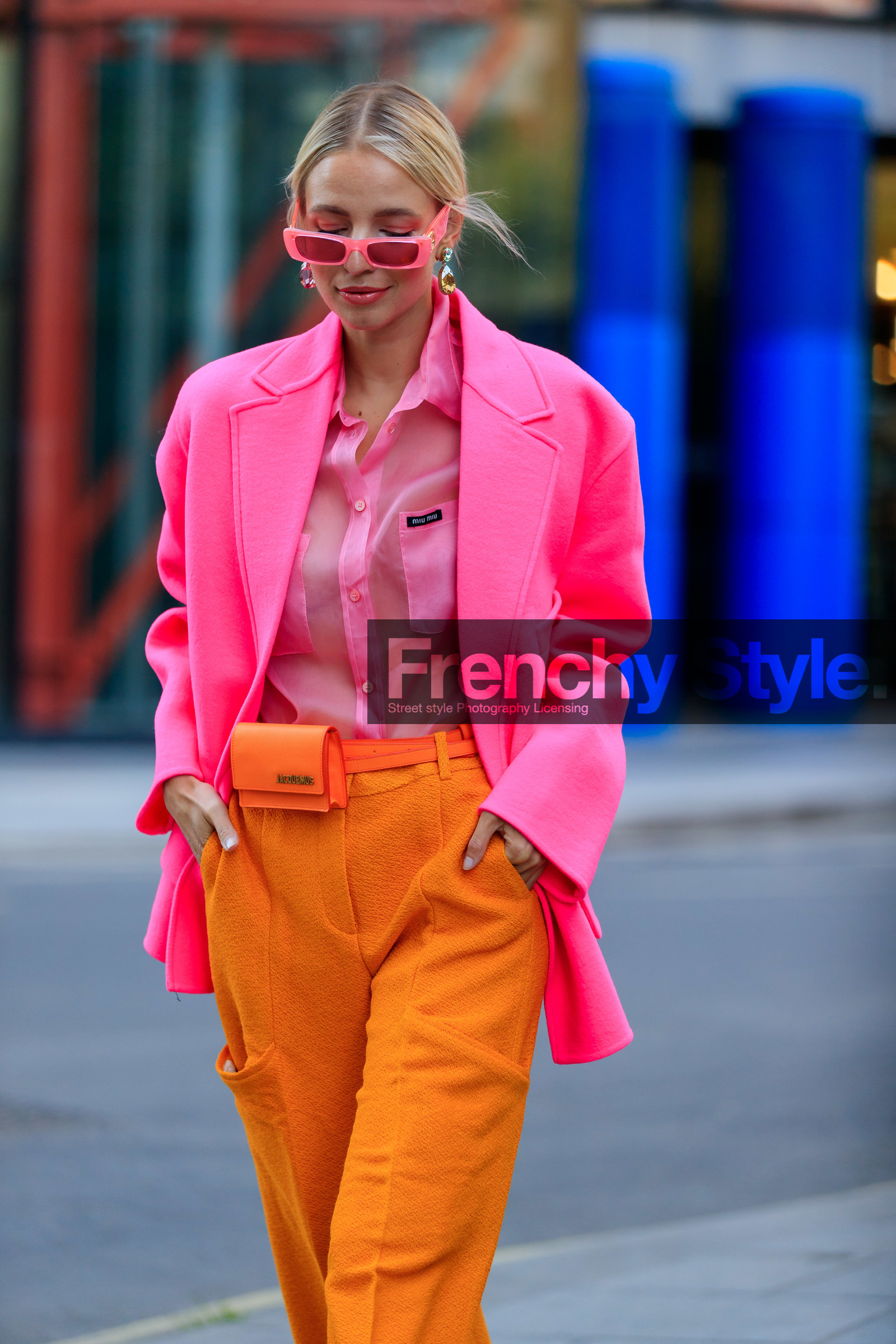 leonie hanne, color block look, neon pink jacket, oversize jacket, miu miu shirt, neon pink shirt, pink sunglasses, future shape sunglasses, sheer shirt, orange pants, oversize pants, jacquemus bag, mini bag, belt bag, orange leather bag, animal skin bag, strassed earrings, big earrings, fashion week, frenchystyle, FW, jonathan paciullo, street style, vertical, detail, atmosphere details