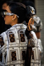 back details, louis vuitton, pony tail, hair accesories, mini bags, monogram bag, printed shirt, logo shirt, monogram shirt, louis vuitton earrings, pearl earrings, fashion week, frenchystyle, FW, jonathan paciullo, street style, PFW, PARIS, menswear, FALL WINTER 2022-2023, AUTUMN WINTER 2022-2023, FW 22-23, atmosphere details, detail, vertical