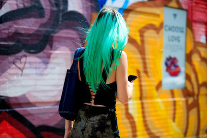 black top, blue bag, denim bag, dyed hair, graphic pants, green hair, printed pants, tie & die, tote bag, trousers, fashion week, frenchystyle, FW, jonathan paciullo, street style, NYFW, NEW YORK, SPRING SUMMER 2019, SS 19, atmosphere details, horizontal, detail