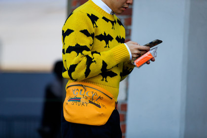 fanny pack, graphic bag, graphic sweater, gucci, leather bag, printed bag, printed sweater, yellow bag, yellow sweater, fashion week, frenchystyle, FW, jonathan paciullo, street style, MFW, MILAN, AUTUMN WINTER 2018-2019, FALL WINTER 2018-2019, FW 18-19, horizontal, atmosphere details