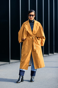 AUTUMN WINTER 2017-2018, AW 17-18, black shoes, black top, black turtleneck, FALL WINTER 2017-2018, fashion week, frenchystyle, full length, FW, FW 17-18, high heels, jonathan paciullo, leather shoes, MFW, MILAN, nausheen shah, street style, sunglasses, trench coat, trousers, varnished leather, vertical, vinyl, yellow coat