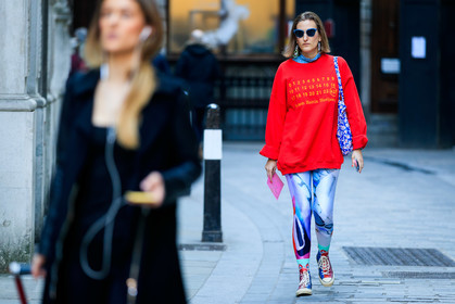 blue bag, blue leggings, converse, floral, flowers, glitter, graphic bag, graphic pants, graphic sweater, jw anderson, leather bag, leather shoes, maison martin margiela, multicolor shoes, printed bag, printed pants, printed sweater, red sweater, shiny shoes, sunglasses, tote bag, trousers, fashion week, frenchystyle, FW, jonathan paciullo, street style, LFW, LONDON, AUTUMN WINTER 2019-2020, AW 19-20, FW 19-20, FALL WINTER 2019-2020, horizontal, atmosphere details, full length