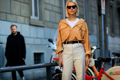 linda tol, tol sunglasses, beige leather top, beige hoodie, white leather pants, black leather belt, diamond earrings, square shape earrings, white t-shirt, sleeveless t-shirt, fashion week, frenchystyle, FW, jonathan paciullo, street style, MFW, MILAN, AUTUMN WINTER 2020-2021, FALL WINTER 2020-2021, FW 20-21, horizontal, atmosphere details, detail