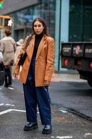 lauren caruso, camel leather jacket, navy blue leather pants, black pullover, turtleneck pullover, black leather boots, flat boots, big sole boots, fashion week, frenchystyle, FW, jonathan paciullo, street style, NYFW, NEW YORK, AUTUMN WINTER 2020-2021, FALL WINTER 2020-2021, FW 20-21, vertical, full length
