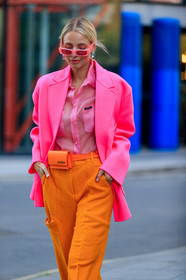 leonie hanne, color block look, neon pink jacket, oversize jacket, miu miu shirt, neon pink shirt, pink sunglasses, future shape sunglasses, sheer shirt, orange pants, oversize pants, jacquemus bag, mini bag, belt bag, orange leather bag, animal skin bag, strassed earrings, big earrings, fashion week, frenchystyle, FW, jonathan paciullo, street style, vertical, detail, atmosphere details