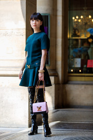 black boots, fashion week, frenchystyle, full length, FW, green dress, high boots, high heels, jonathan paciullo, kozue akimoto, leather bag, leather shoes, louis vuitton, MENSWEAR, PARIS, PFW, pink bag, SPRING SUMMER 2018, SS 18, street style, varnished leather shoes, vertical