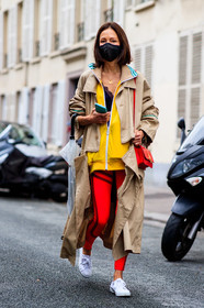 beige trench coat, yellow cardigan, yellow jacket, yellow hoodie, zipped hoodie, zipped jacket, zipped cardigan, sportswear, sportswear jacket, sportswear look, legging pants, red pants, white sneakers, superga shoes, red leather bag, j w anderson bag, covid face mask, fashion week, frenchystyle, FW, jonathan paciullo, street style, PFW, PARIS, SPRING SUMMER 2021, SS 21, vertical, full length