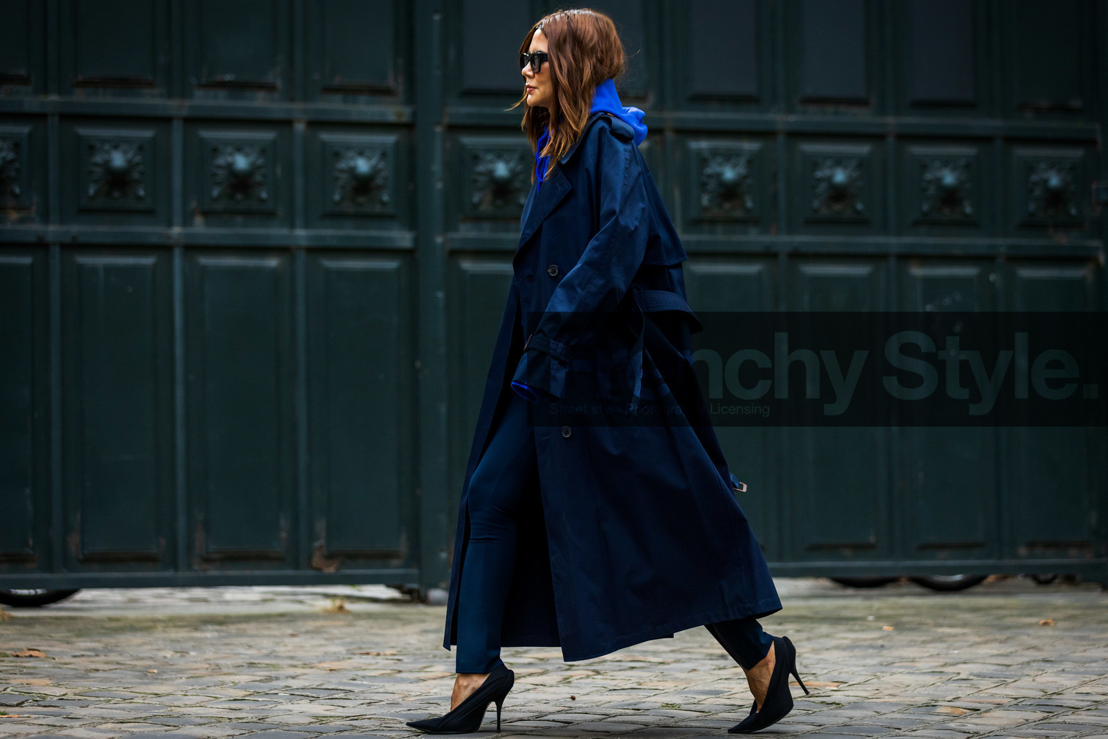 black heels, black pants, black sunglasses, blue hoodie, Christine Centenera, electric blue hoodie, heels, hoodie, navy trenchcoat, pants, split pants, sunglasses, trenchcoat, street style, jonathan paciullo, FW, frenchystyle, fashion week, PFW, PARIS, SPRING SUMMER 2022, SS 22, horizontal, atmosphere details, full length