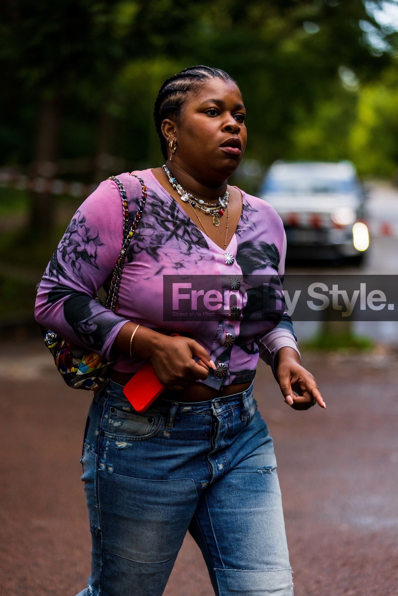 blue denim, blue jean, denim, jean, layering necklace, necklace, pink top, print, top, street style, jonathan paciullo, FW, frenchystyle, fashion week, PFW, PARIS, SPRING SUMMER 2022, SS 22, vertical, atmosphere details