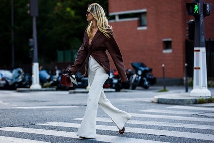 Anne Laure Mais, bag, black sunglasses, blazer, brown blazer, flare pants, oversize blazer, pants, rayban, red bag, sunglasses, white pants, street style, jonathan paciullo, FW, frenchystyle, fashion week, PFW, PARIS, SPRING SUMMER 2022, SS 22, horizontal, atmosphere details, full length