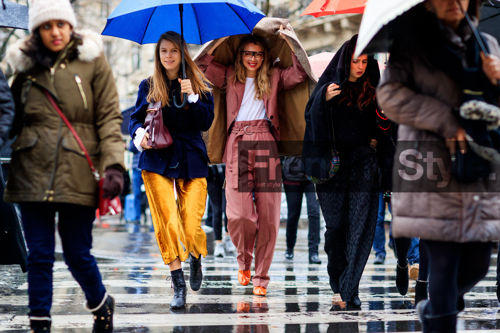 atmosphere details, AUTUMN WINTER 2017-2018, AW 17-18, blazer, brown coat, FALL WINTER 2017-2018, fashion week, frenchystyle, full length, fun sunglasses, FW, FW 17-18, high heels, high waist, horizontal, jonathan paciullo, leather shoes, orange shoes, PARIS, PFW, pink jacket, pink pants, roberta benteler, street style, trousers, white t shirt