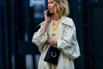 beige coat, black bag, chloé, leather bag, yellow top, PARIS, PFW, street style, jonathan paciullo, FW, frenchystyle, fashion week, AUTUMN WINTER 2019-2020, AW 19-20, FALL WINTER 2019-2020, FW 19-20, horizontal, atmosphere details, detail