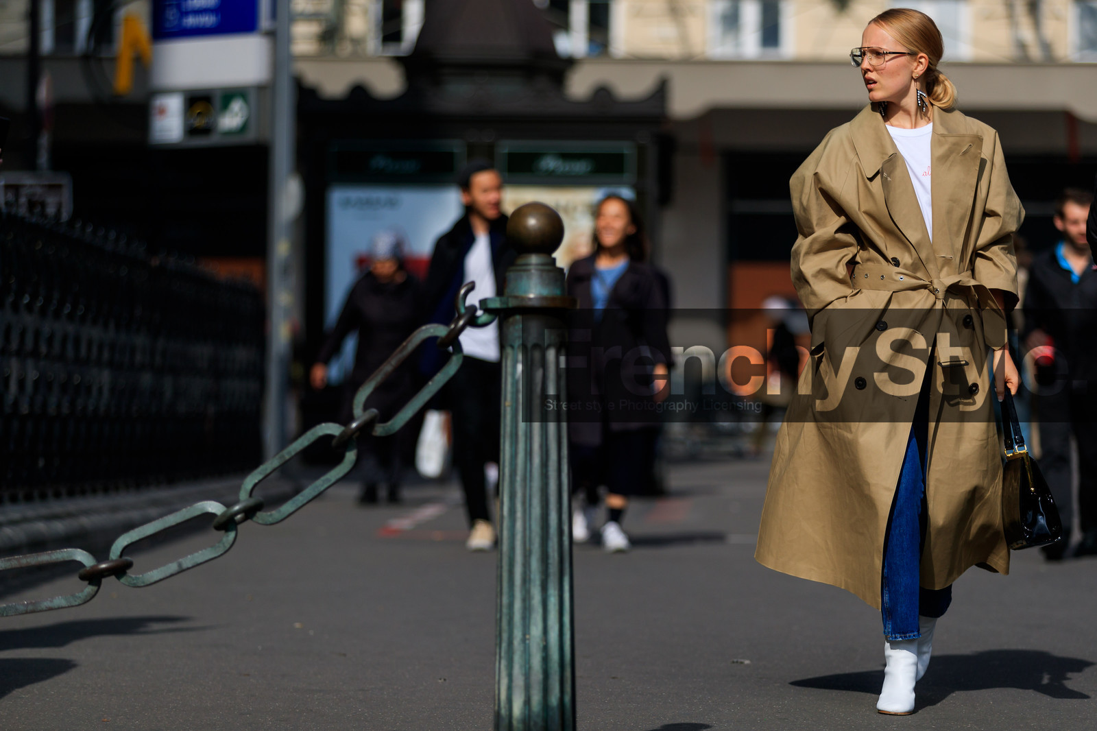 atmosphere details, beige coat, black bag, earrings, fashion week, frenchystyle, full length, FW, high heels, horizontal, jonathan paciullo, leather bag, leather shoes, PARIS, PFW, SPRING SUMMER 2018, SS 18, street style, trench coat, white boots, white t shirt, alexandra carl