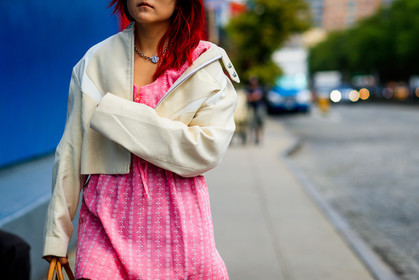atmosphere details, detail, fashion week, frenchystyle, FW, horizontal, jonathan paciullo, necklace, NEW YORK, NYFW, pink dress, SPRING SUMMER 2018, SS 18, street style, white jacket