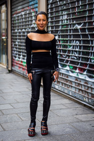 black monochrome, black sandals, black top, cut out top, leather legging, legging, monochrome, plateform, sandals, top, street style, jonathan paciullo, FW, frenchystyle, fashion week, PFW, PARIS, SPRING SUMMER 2022, SS 22, vertical, full length