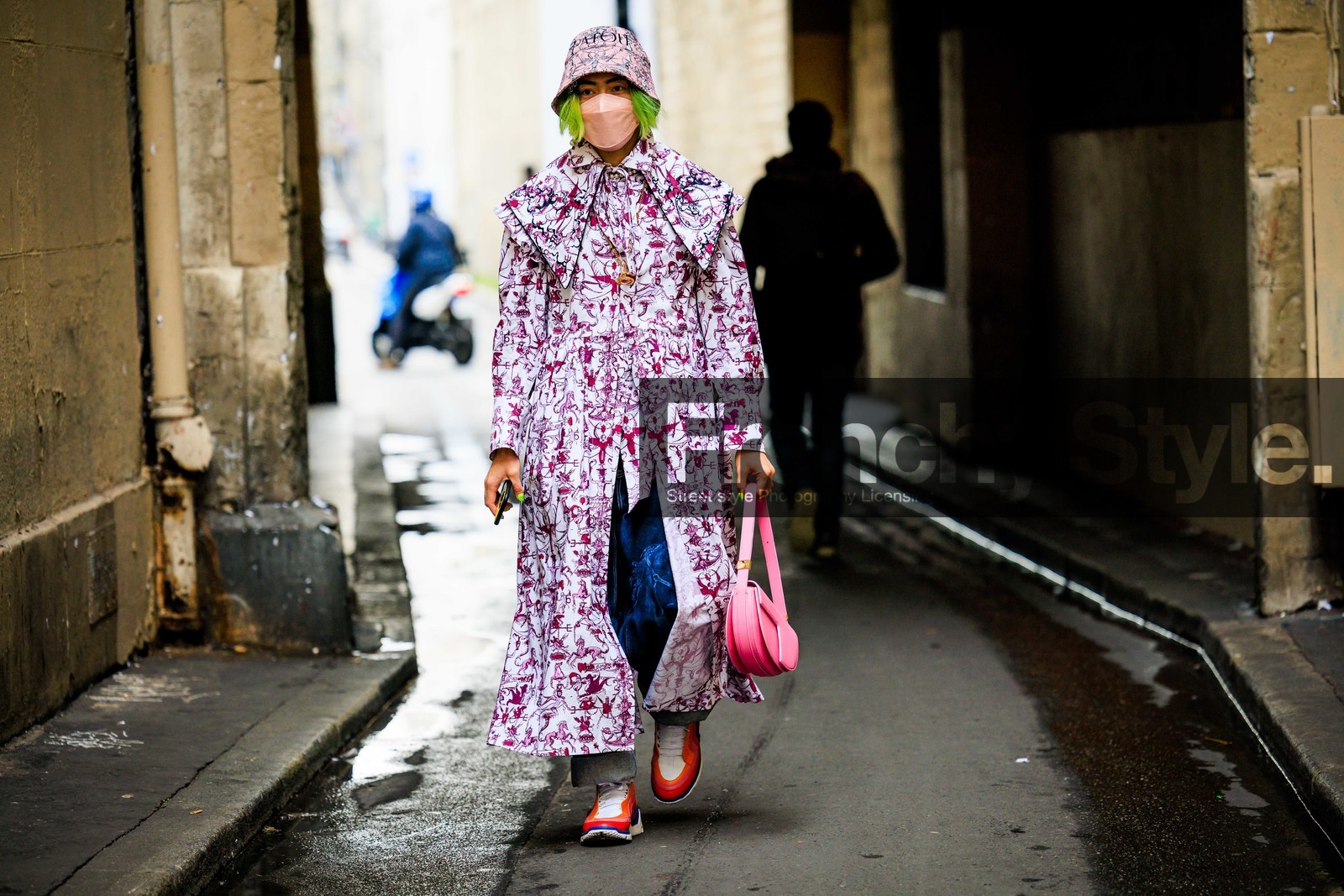 patou bag, pink bag, flowered dress, printed dress, red dress, white dress, longdress, blue pants, pink sneakers, white sneakers, bucket hat, green hair, dyer hair, printed hat, fashion week, frenchystyle, FW, jonathan paciullo, street style, AUTUMN WINTER 2022-2023, FALL WINTER 2022_2023, FW 22-23, PFW, PARIS, horizontal, atmosphere details, full length