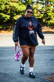 bag, black derbies, black sunglasses, black t-shirt, derbies, dio bag, Gabrielle Karefa Johnson, mini skirt, orange skirt, pink bag, print, printed bag, printed t-shirt, socks, sunglasses, t-shirt, white socks, street style, jonathan paciullo, FW, frenchystyle, fashion week, PFW, PARIS, SPRING SUMMER 2022, SS 22, vertical, atmosphere details