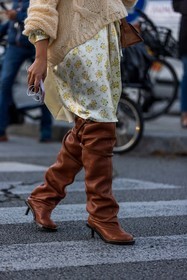 acne studios look, bag, beige dress, beige knitwear, boots, brown boots, crossbody bag, dress, floral print, flower, high boots, knitwear, leather boots, orange bag, print, printed dress, Susie Lau, twisted knitwear, street style, jonathan paciullo, FW, frenchystyle, fashion week, PFW, PARIS, SPRING SUMMER 2022, SS 22, vertical, atmosphere details